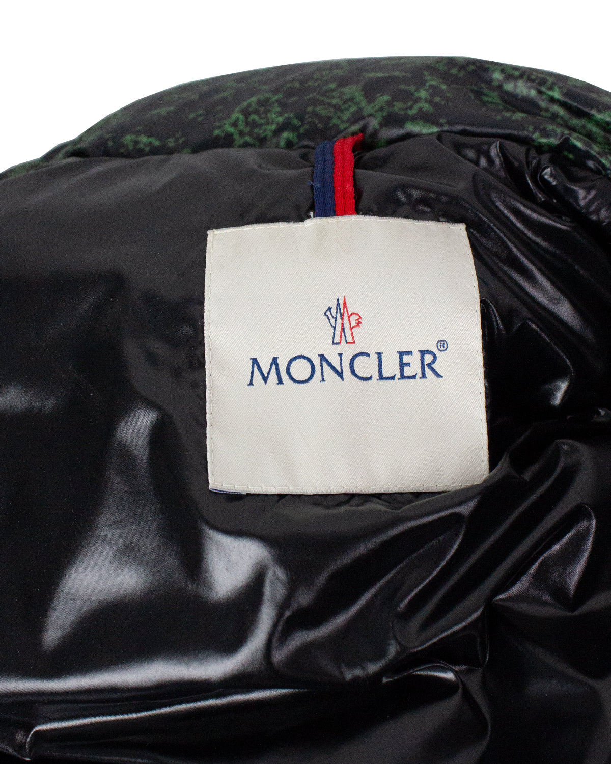 Moncler tag 2025